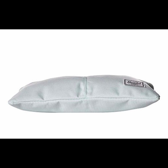 Brand new Herschel Adler Bag in Glacier - Picture 4 of 8